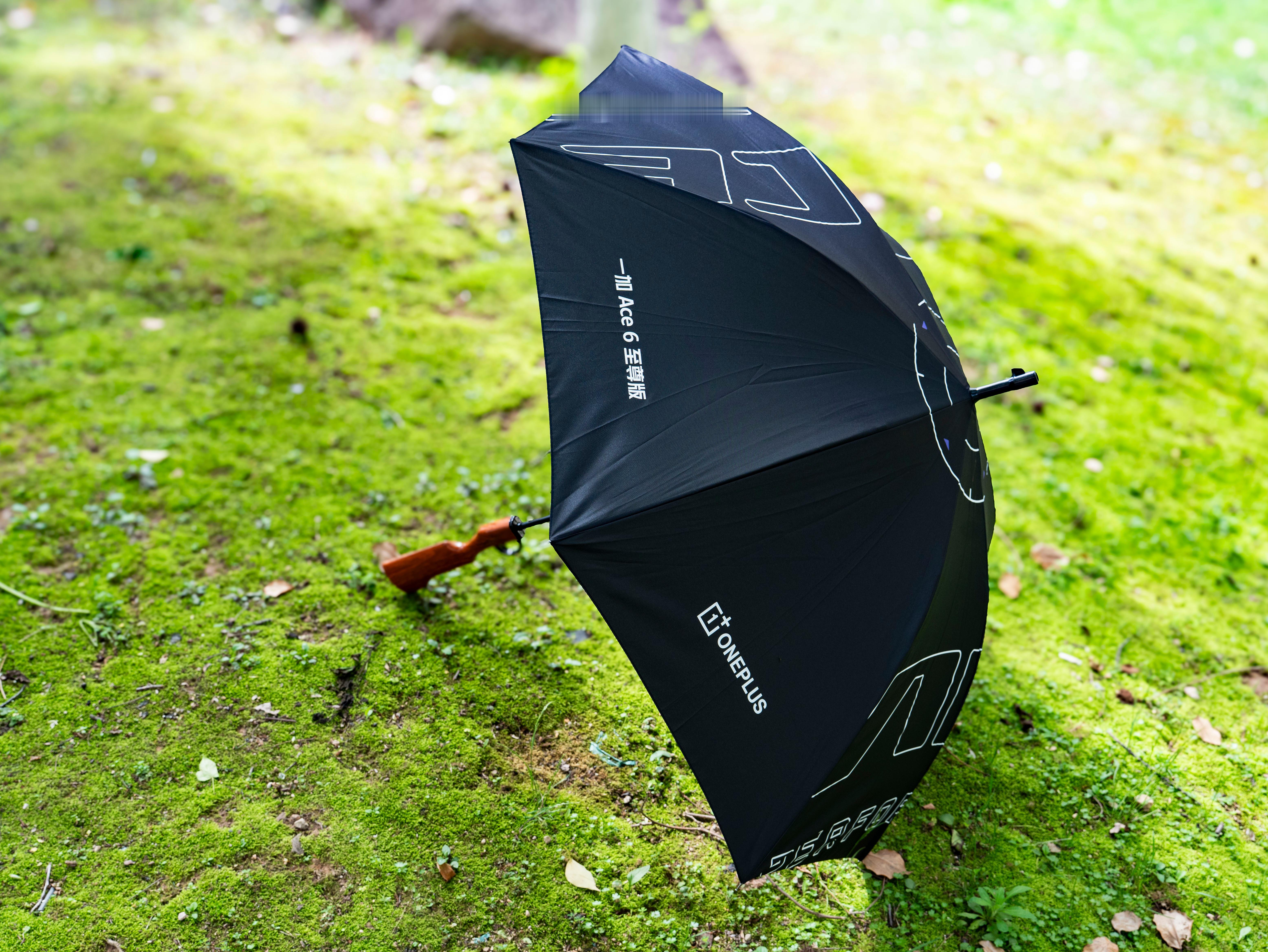 收到一加Ace6至尊版新品发布会的邀请函啦～里面是一把枪型手柄的雨伞，一加真的很