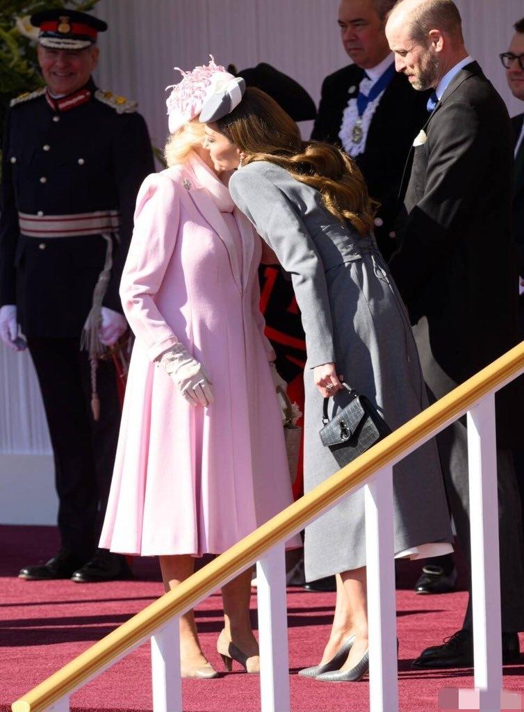 凯特王妃热情亲吻婆婆卡米拉王后，像极了亲婆媳！
3月18日，在温莎城堡欢迎尼日利