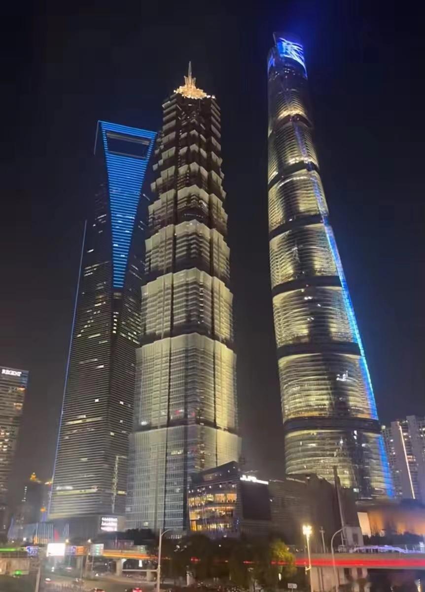 五一假期全球的人都来上海了上海人真的超多呀，来到了上海地标“陆家嘴三件套”，但是