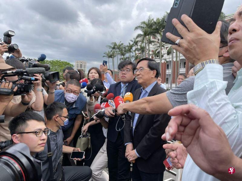陈水扁一家够惨的


阿扁为即将入狱的儿子请愿　


质疑他儿子被褫夺终身参政权