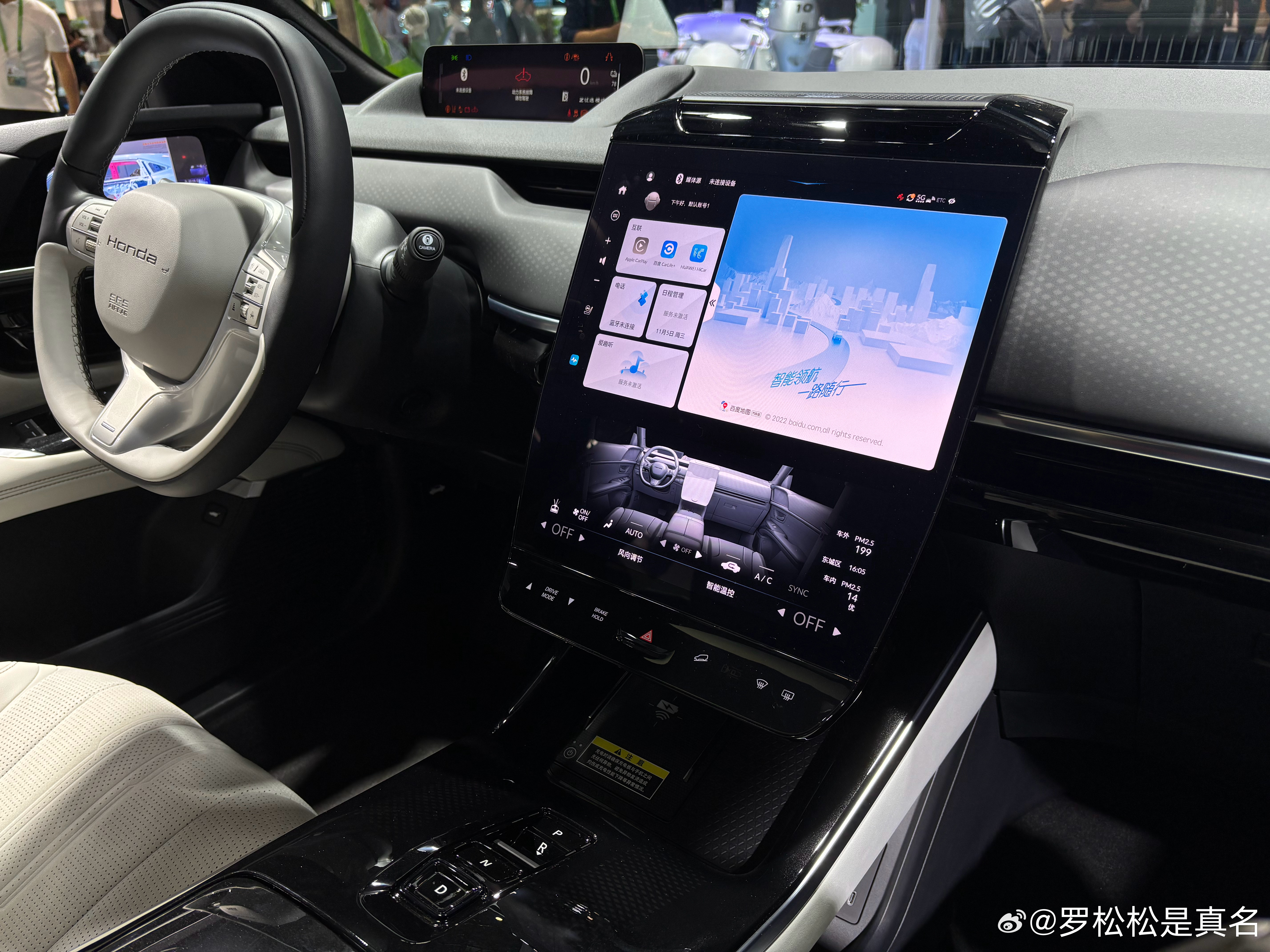 竖屏、异形曲面屏、大黑边、钢琴烤漆控制面板，debuff叠满的内饰。汽场全开 ​