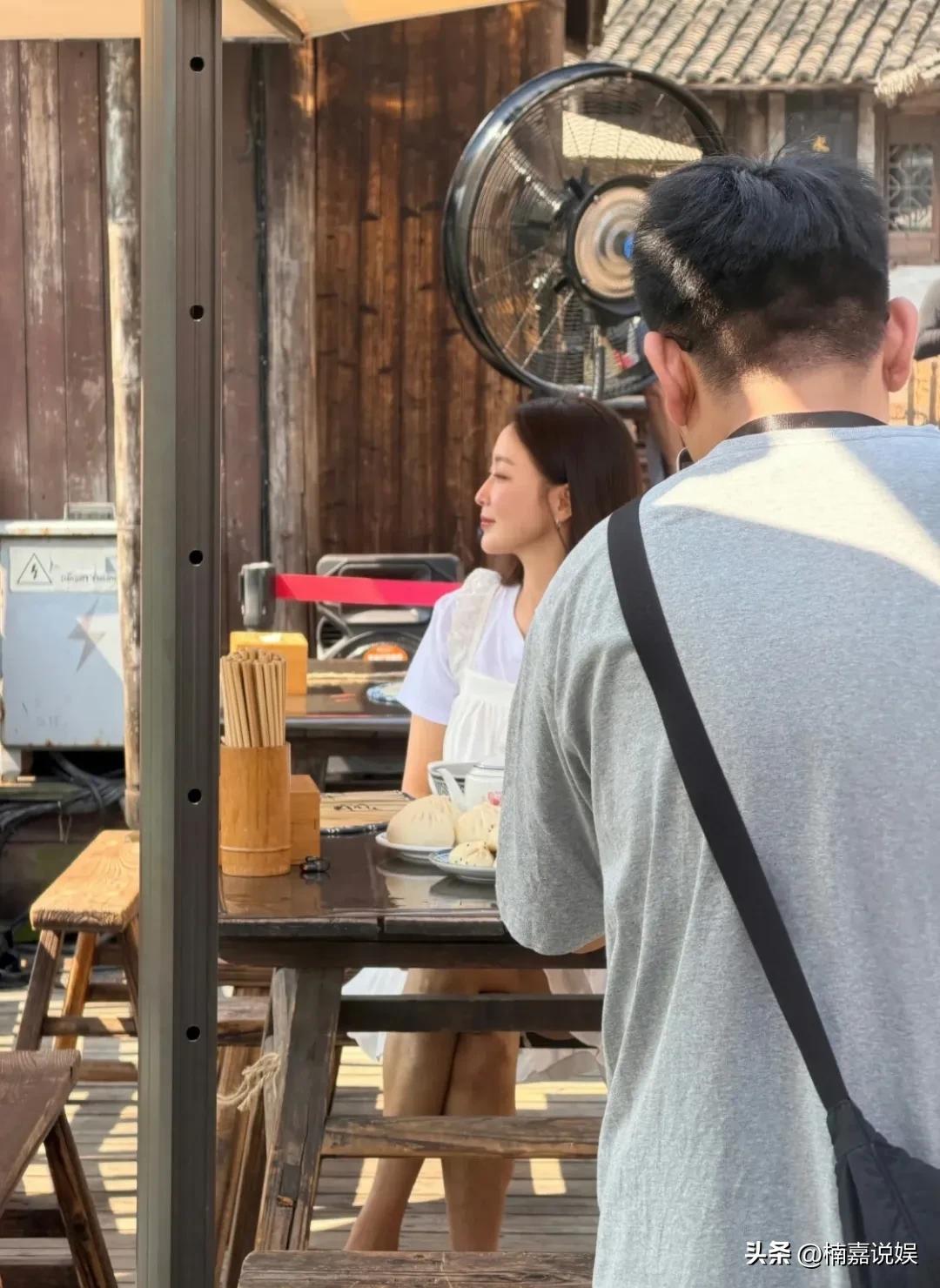 她，曾经是几代人“白月光”式的存在啊，特别是七零八零后。
韩国知名女星金喜善现身