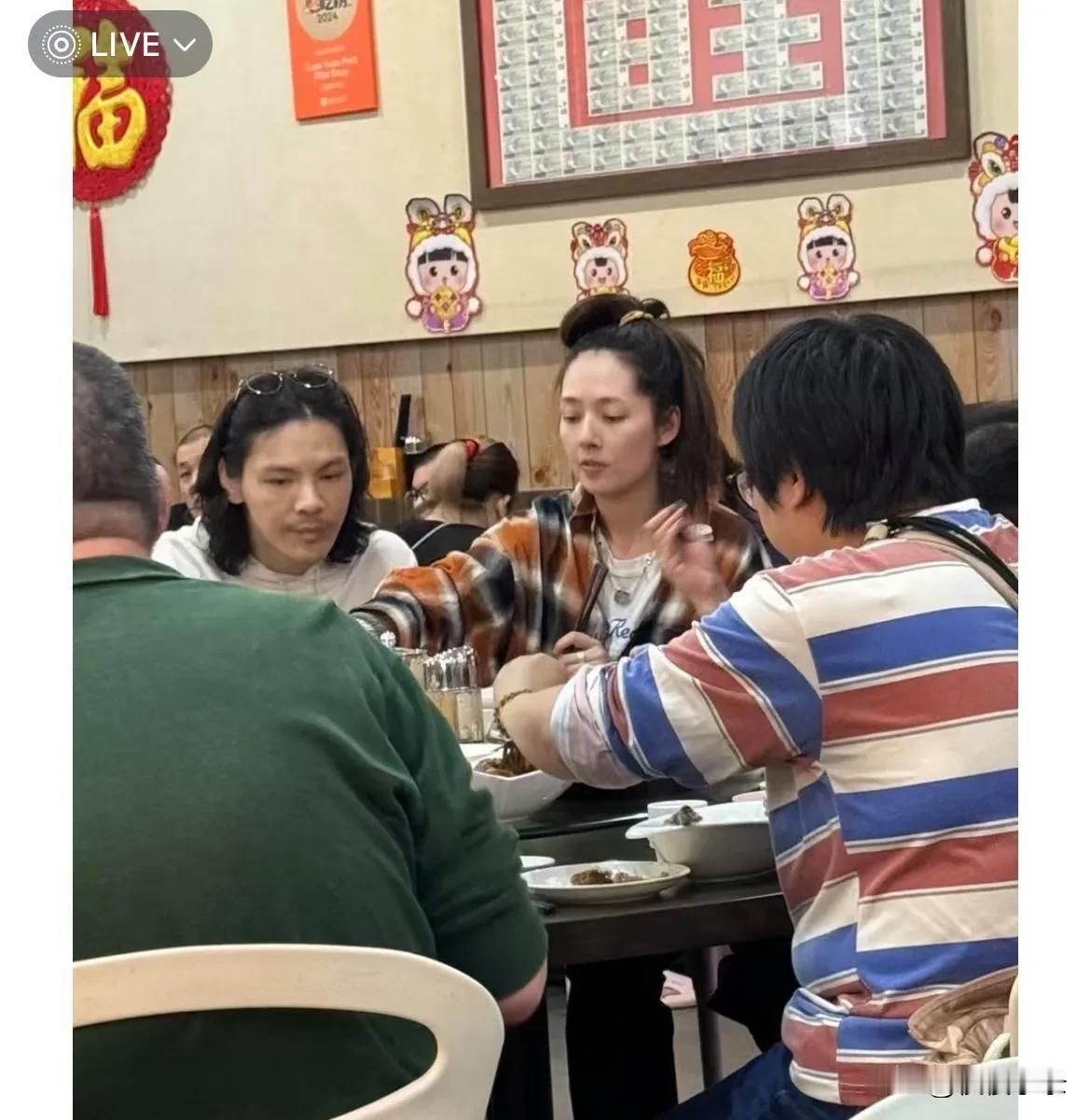 郭碧婷向佐带着两家人去新加坡度假了，今年两家人一起过年好热闹，没想到他们这种富豪