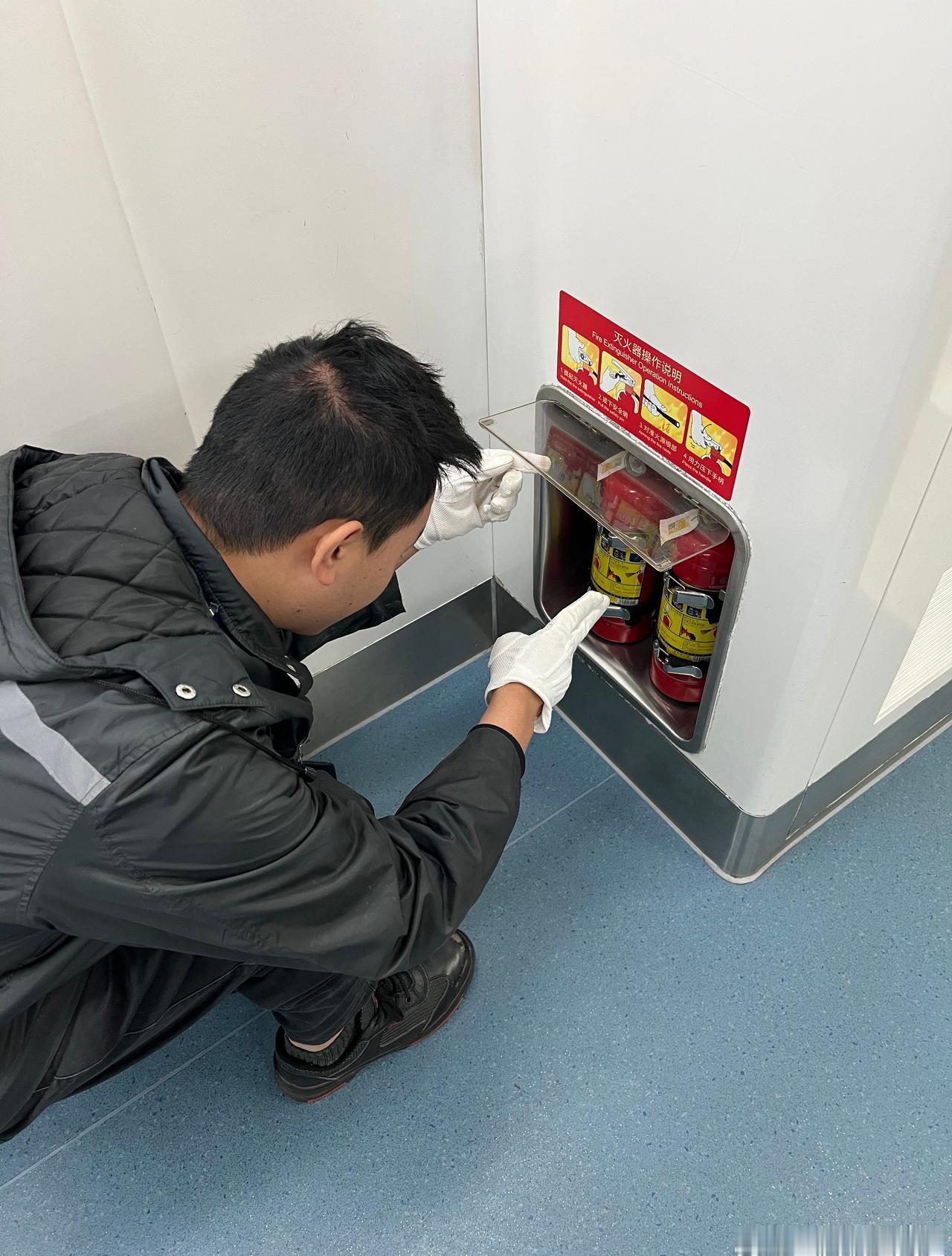 轨道交通各车站及列车车厢都配有独立灭火器，其中2号线、3号线单轨列车上的灭火器在