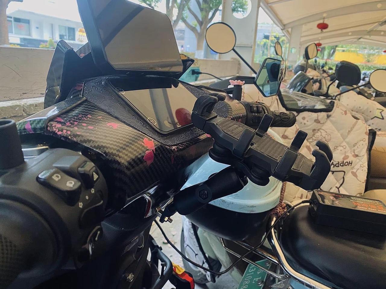 打几颗自攻丝就是中置了，这样才更具稳定性与形成三角之势