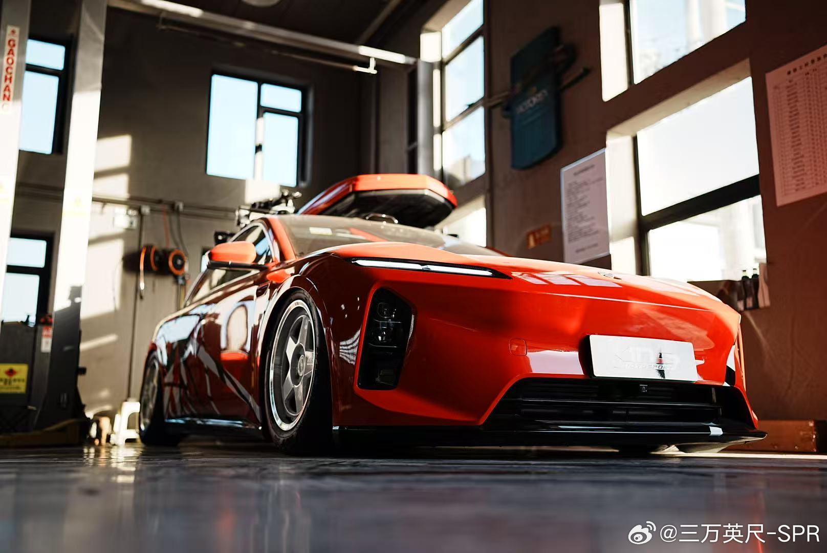 蔚来ET5 Allroad改了气动悬挂又加高底盘之后，两种姿态对比。并没有升到最