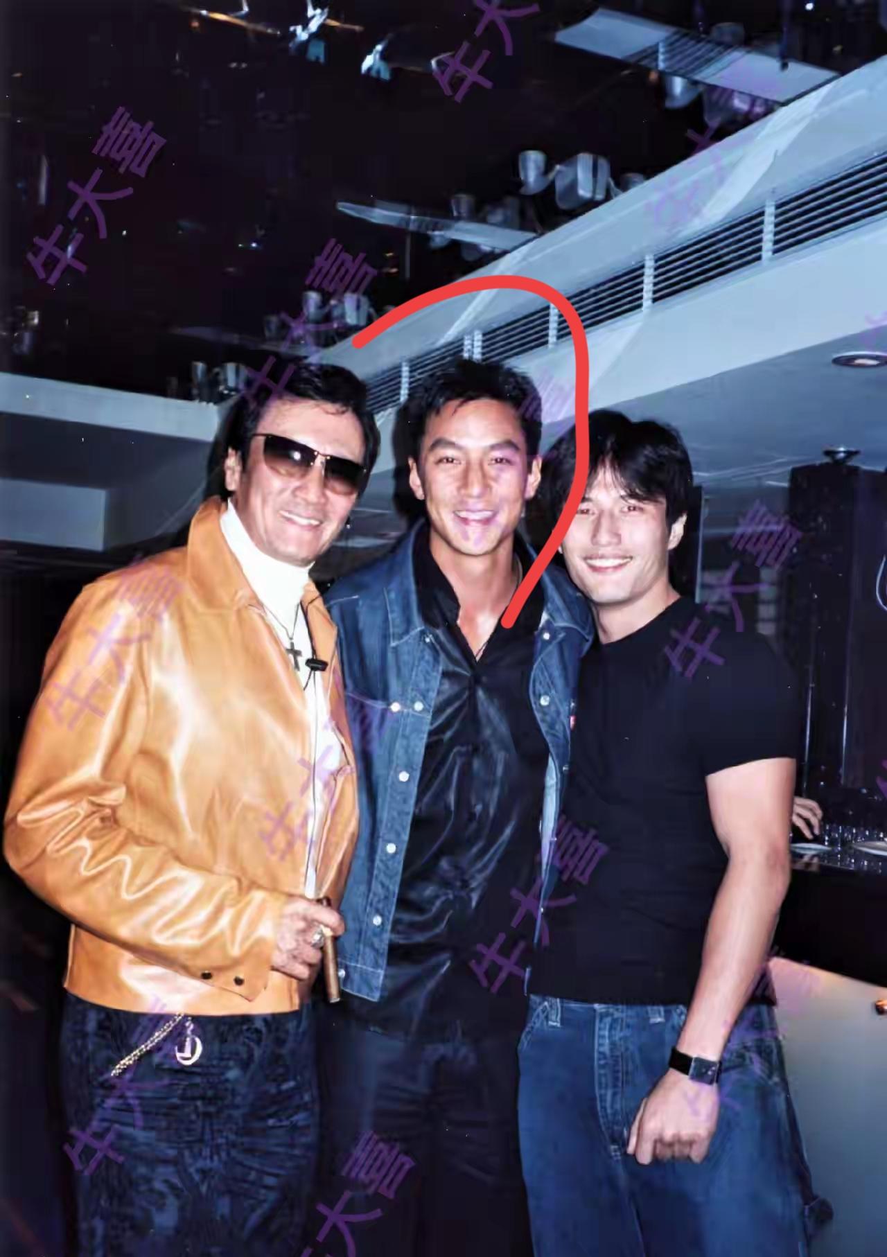 终于知道为什么说他是千年难得一出的顶流男神了，真的好帅！在娱乐圈他的颜值排第二，
