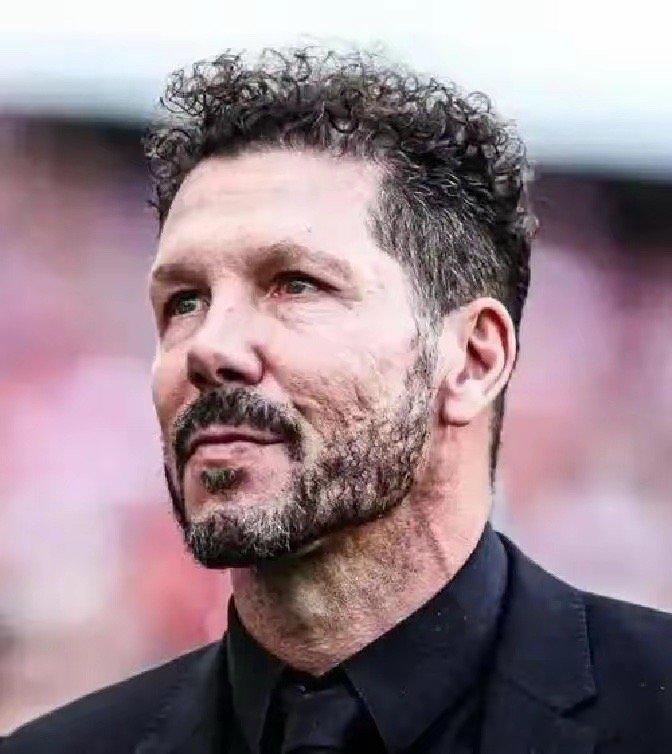 马竞又递合同，西蒙尼第九次签字。别的豪门换帅像换袜子，他倒好，一坐十三年，工资还