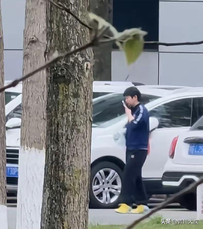 怪不得国家队最近2年都去成都集训？原来有护城河呀！
别说！球员们还真跑不出来！