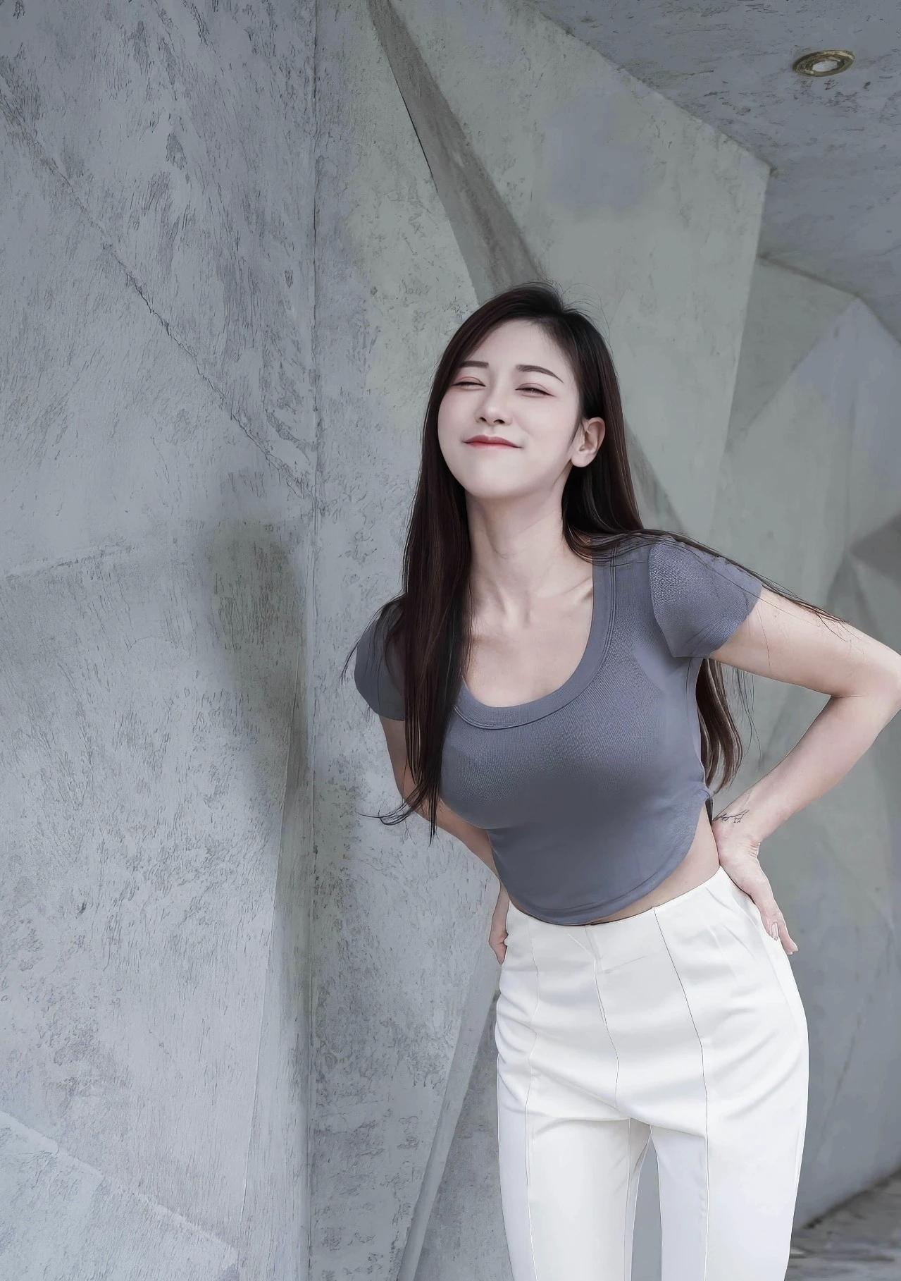 水泥墙的冷硬，抵不过眉眼间的温柔笑意，灰与白的简约搭配，藏着随性的松弛感