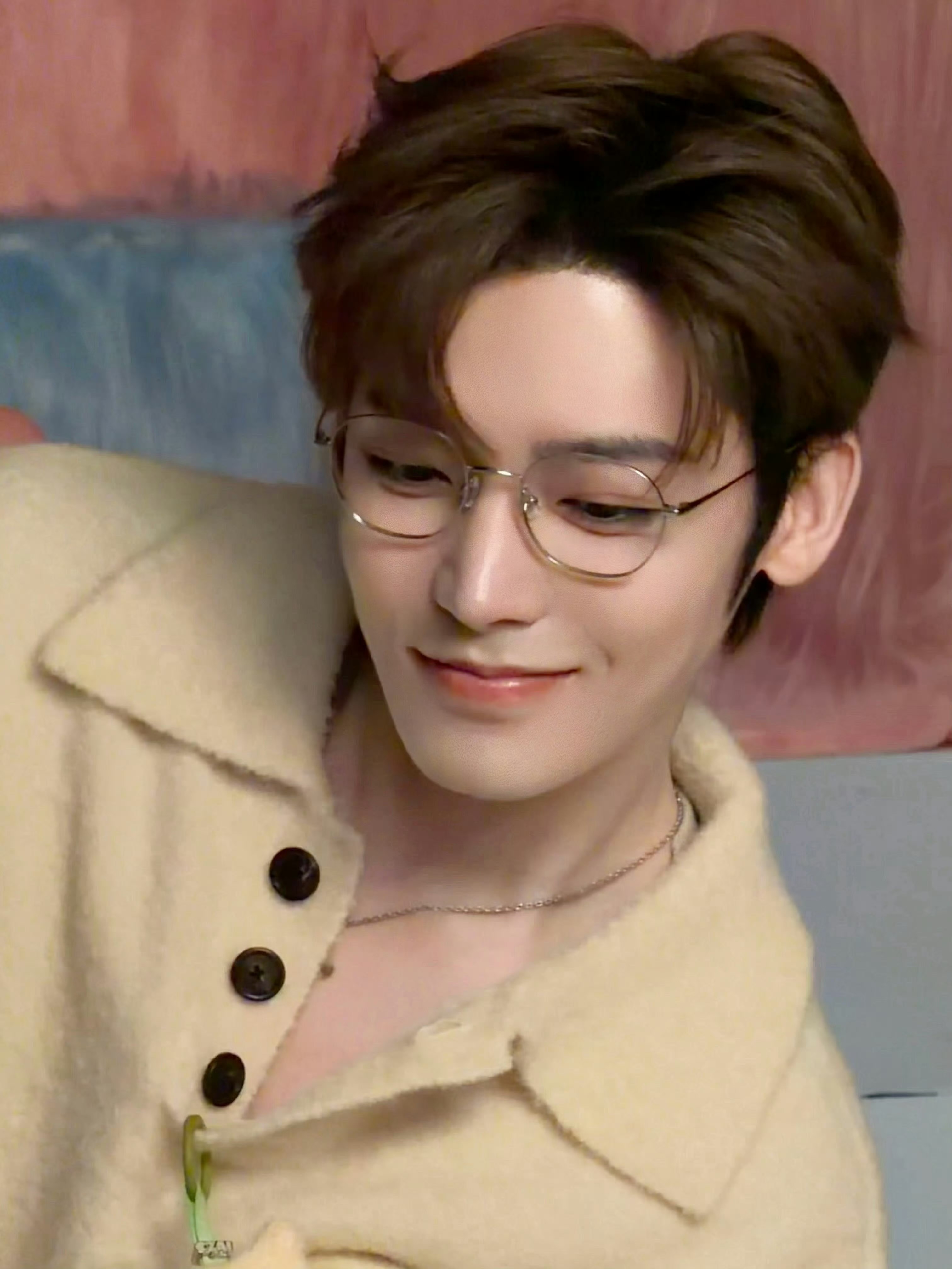 连续两天两场活动呈现出两种完全不同的风格，可萌趣可帅气，直面镜头颜值无可挑剔，侯