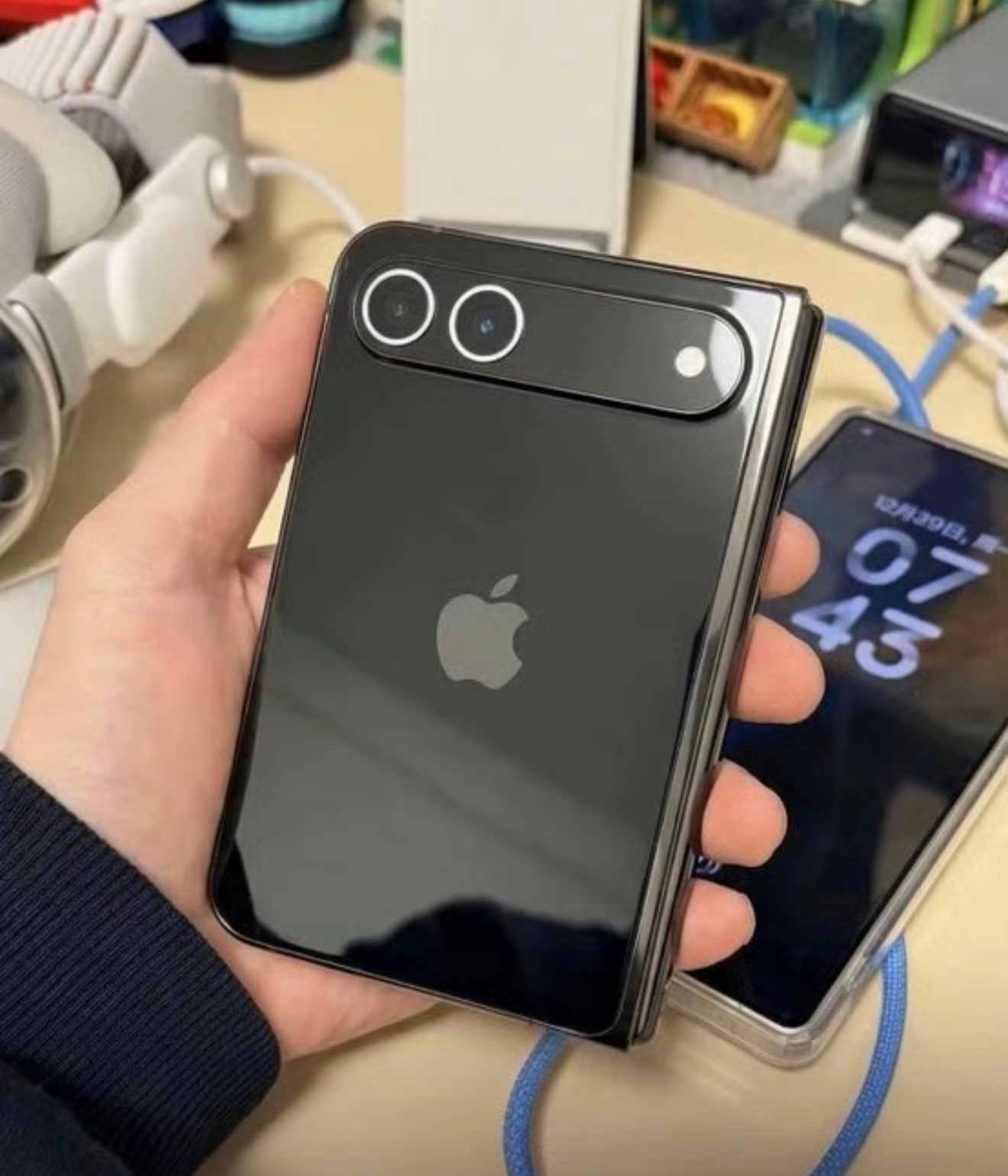 iPhone18 折叠 大家早就好奇，苹果会把折叠屏做成什么样。如今消息逐渐清晰