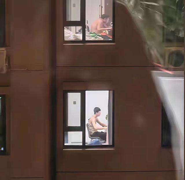 凌晨三点还在苦读，这才是真·狠人。别扯什么“内卷”累，现在不拼命，以后连大厂门槛