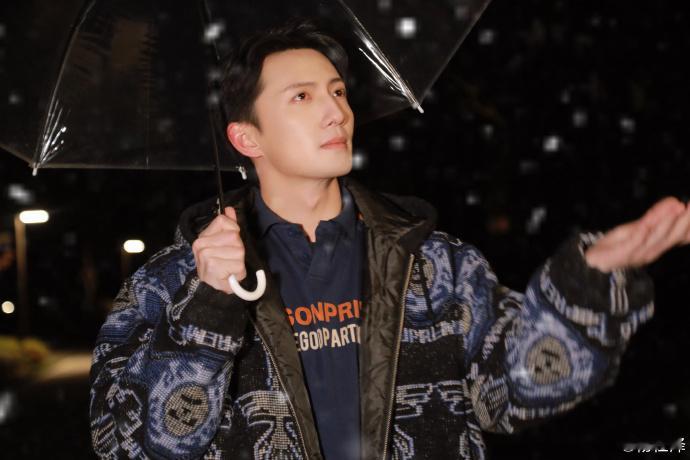 杨仕泽希望大家圣诞节开心  杨仕泽撑伞氛围感 杨仕泽的撑伞画面，恰似圣诞树上最独