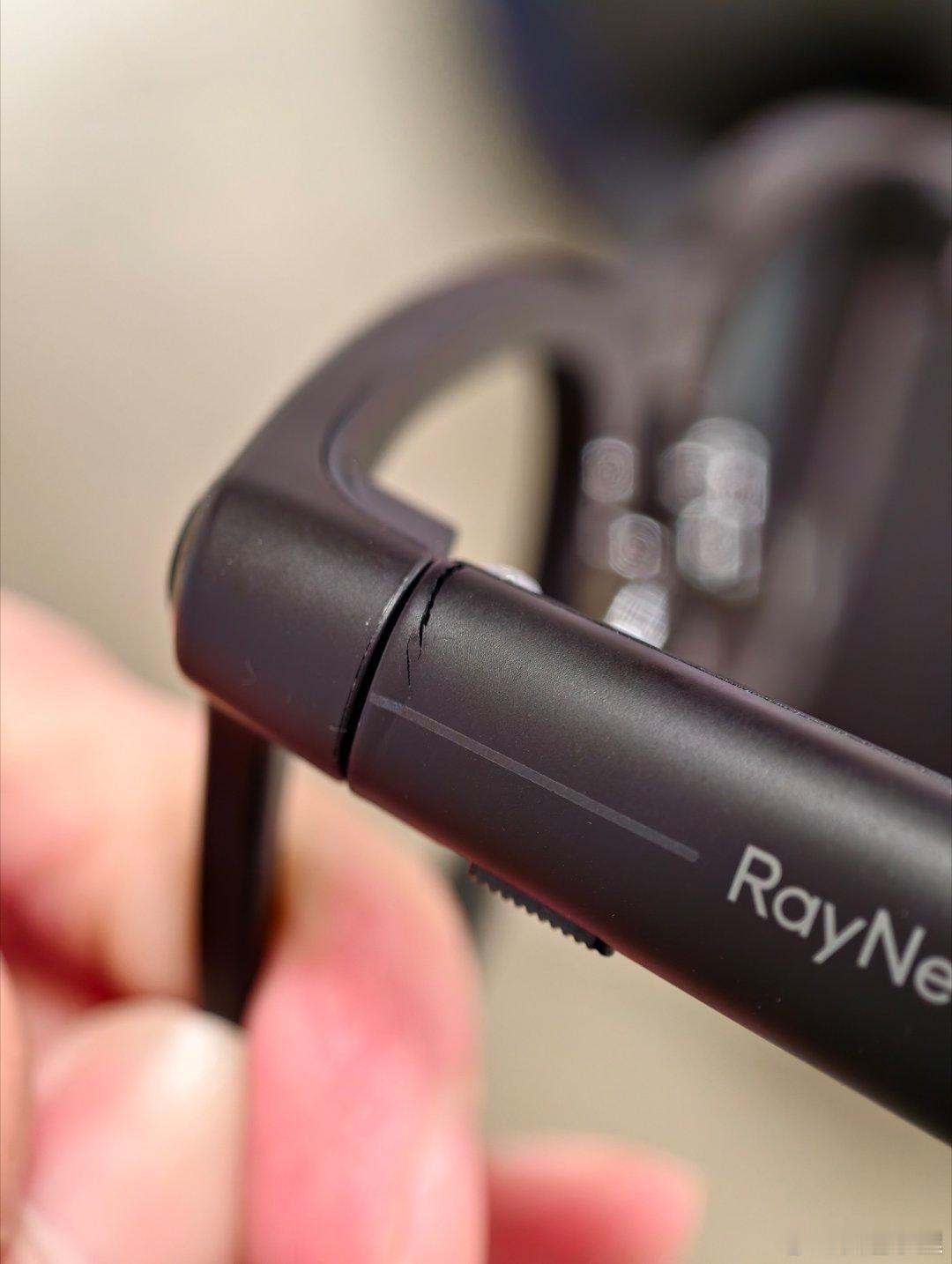 2026天崩开局，一起床发现眼镜裂开了......昨晚不知道发生了什么🤔 