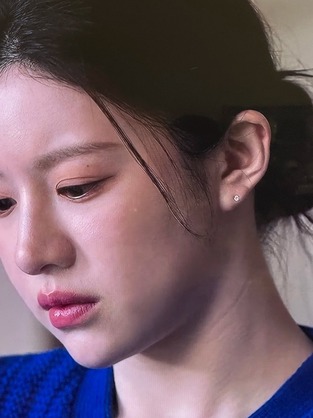 这耳洞典型的打歪了看《爱情怎么翻译》职业病犯了，这耳洞怎么看怎么不舒服。 