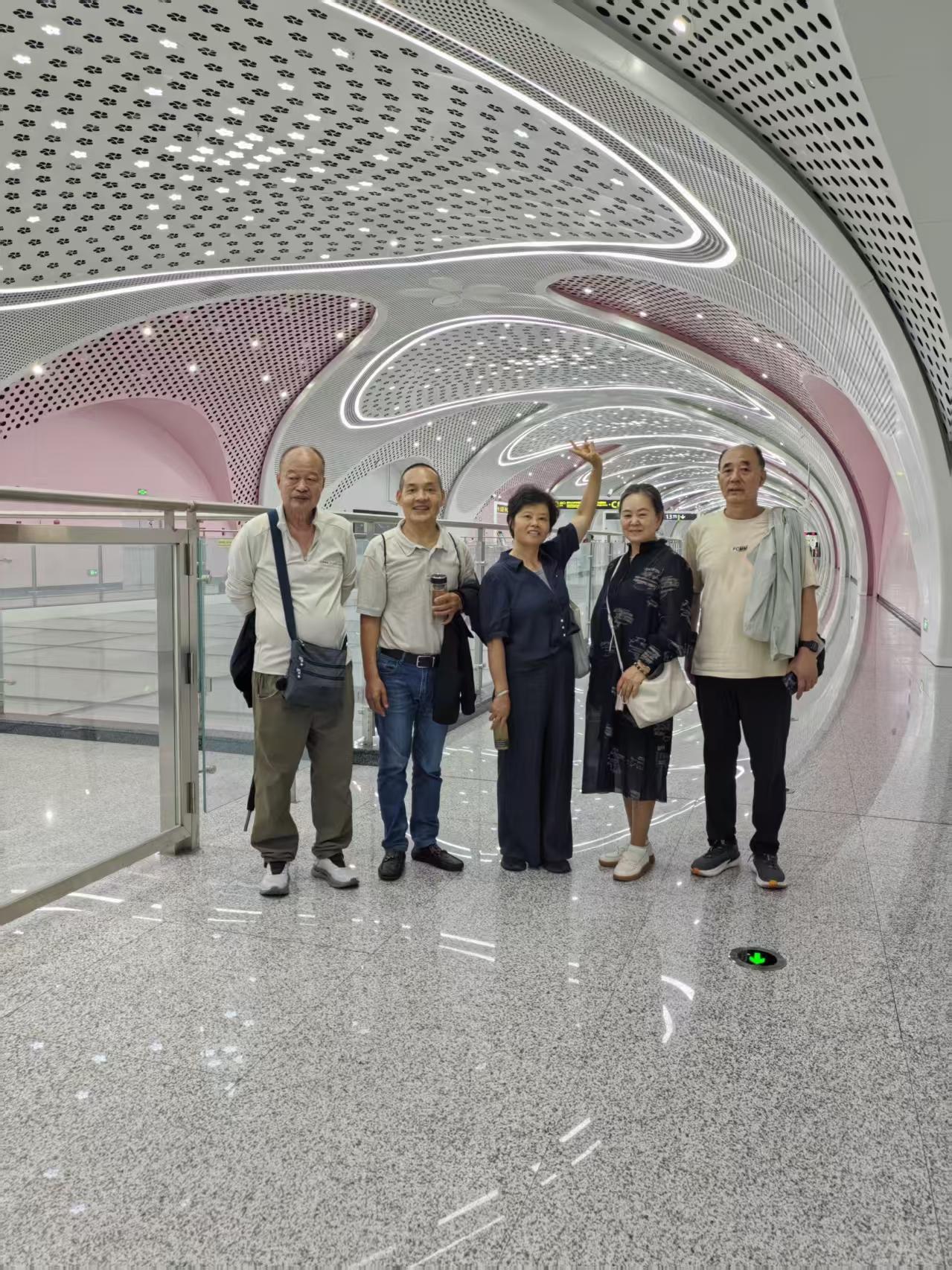 乒友相约同游三圣乡，漫步林间赏秋景，闲谈叙情谊，惬意悠然，尽享相聚欢乐时光。