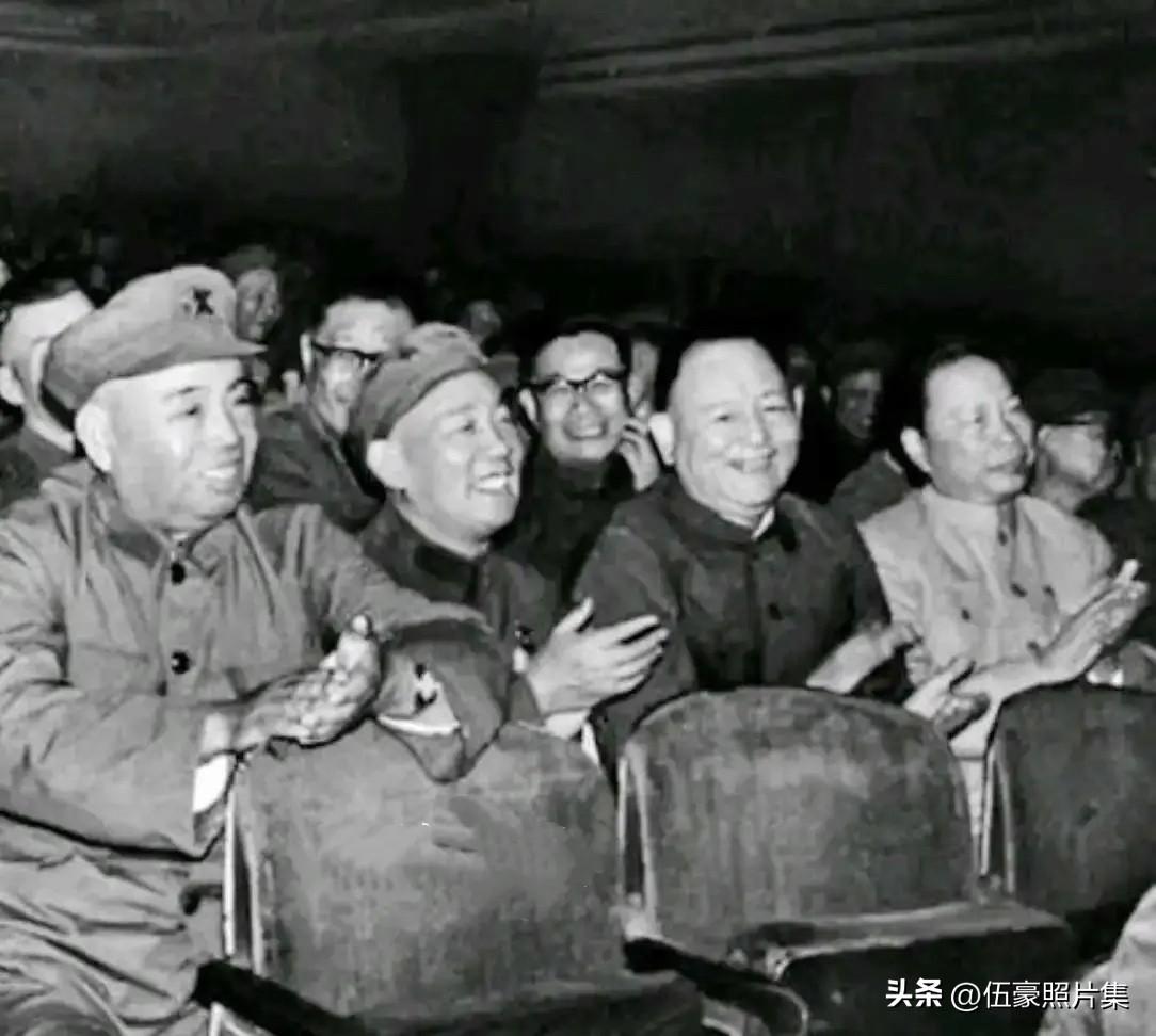 1970年，南京军区司令员许世友将军（前排左一）与南京军区政委王六生（前排左二）
