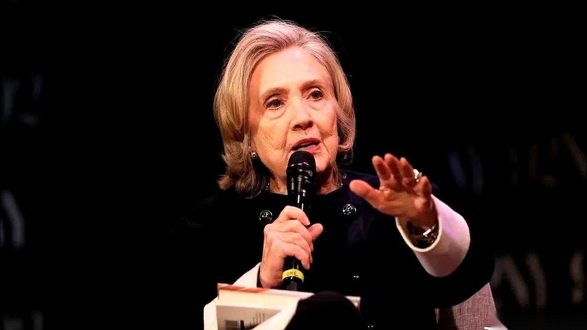 希拉里把话挑明了，直接对内塔尼亚胡开火。
她说，“我百分百支持以色列。”
紧接着