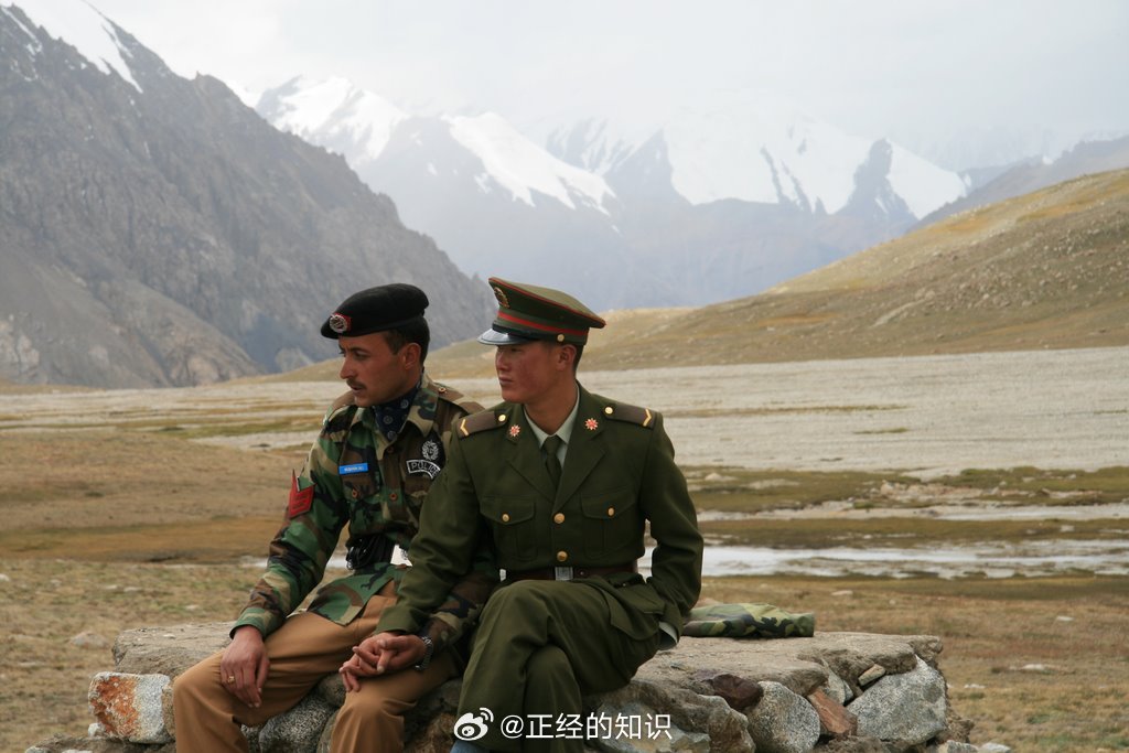 在红其拉甫山口 IMG 7721 喀喇昆仑公路的中巴边防人员 ​​​