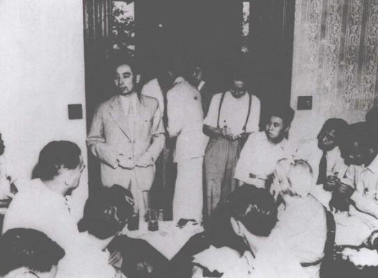 周恩来在周公馆举行中外记者招待会。