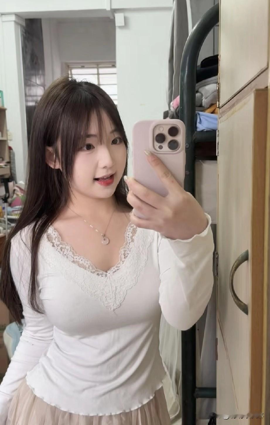 甜美自拍，白色蕾丝上衣搭配粉色裙子，少女心满满