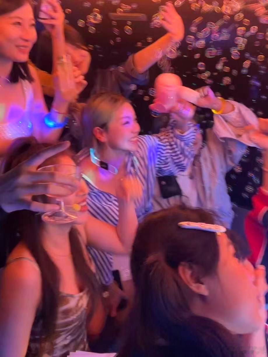 谁能想到上海深夜车里这么会玩！老外硬核rap炸场，节奏咬字超顶，边蹦迪边玩游戏，