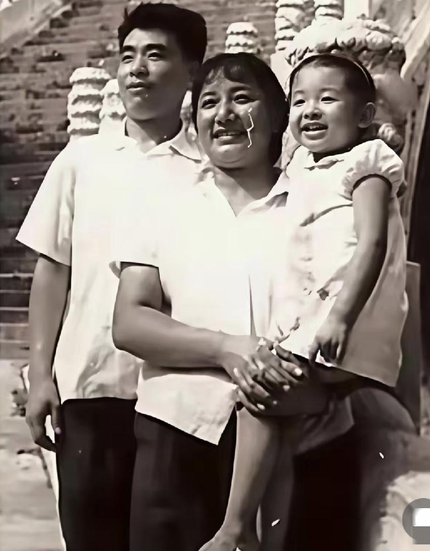 四岁的韩红和父母的合影。
被妈妈抱在怀里的韩红，脸上挂着纯真的笑容，一家三口好幸