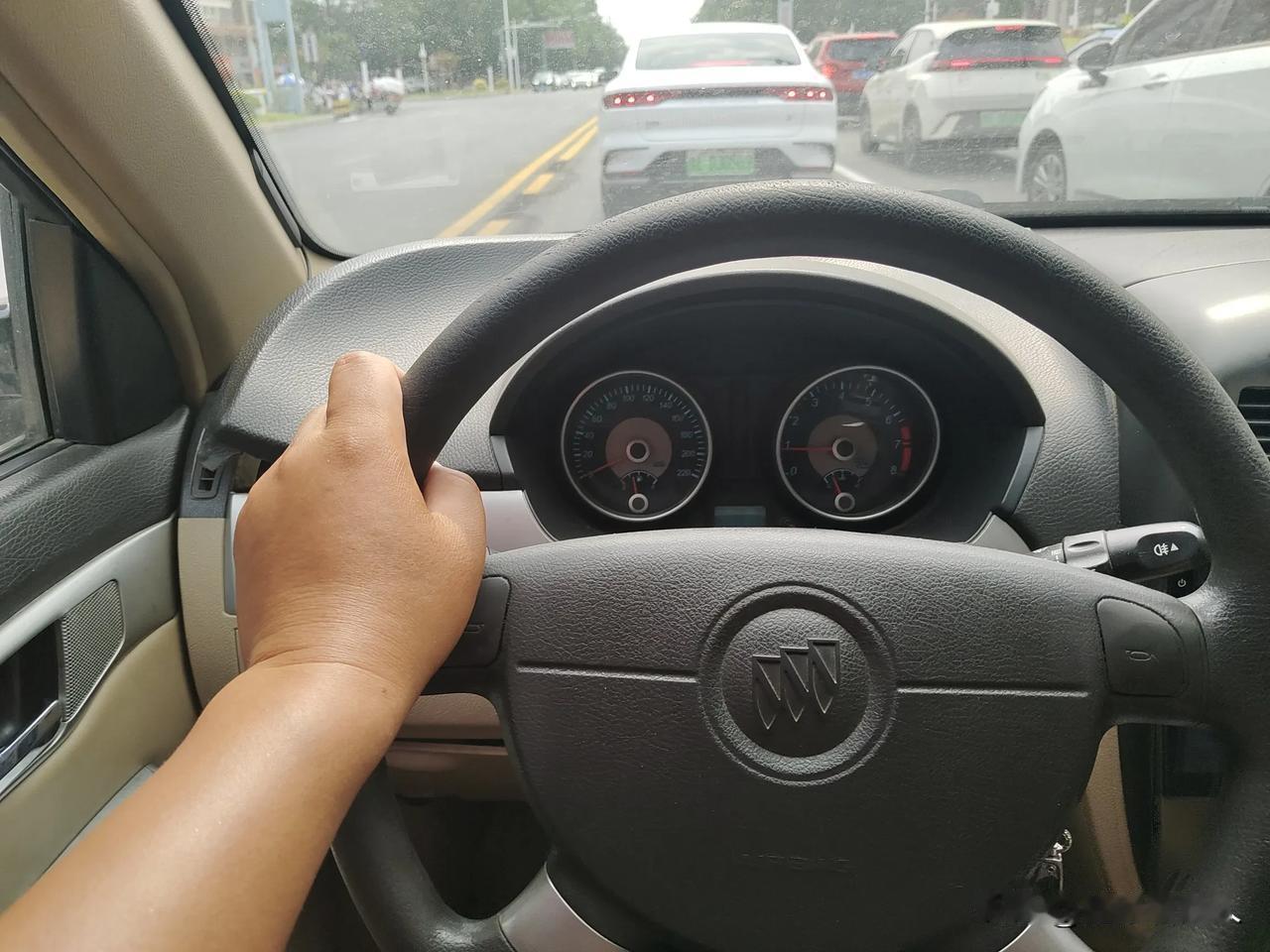 我喜欢左手开车！
老司机开车时一般都是一只手握方向盘，另一只手臂要么搭在车窗上，