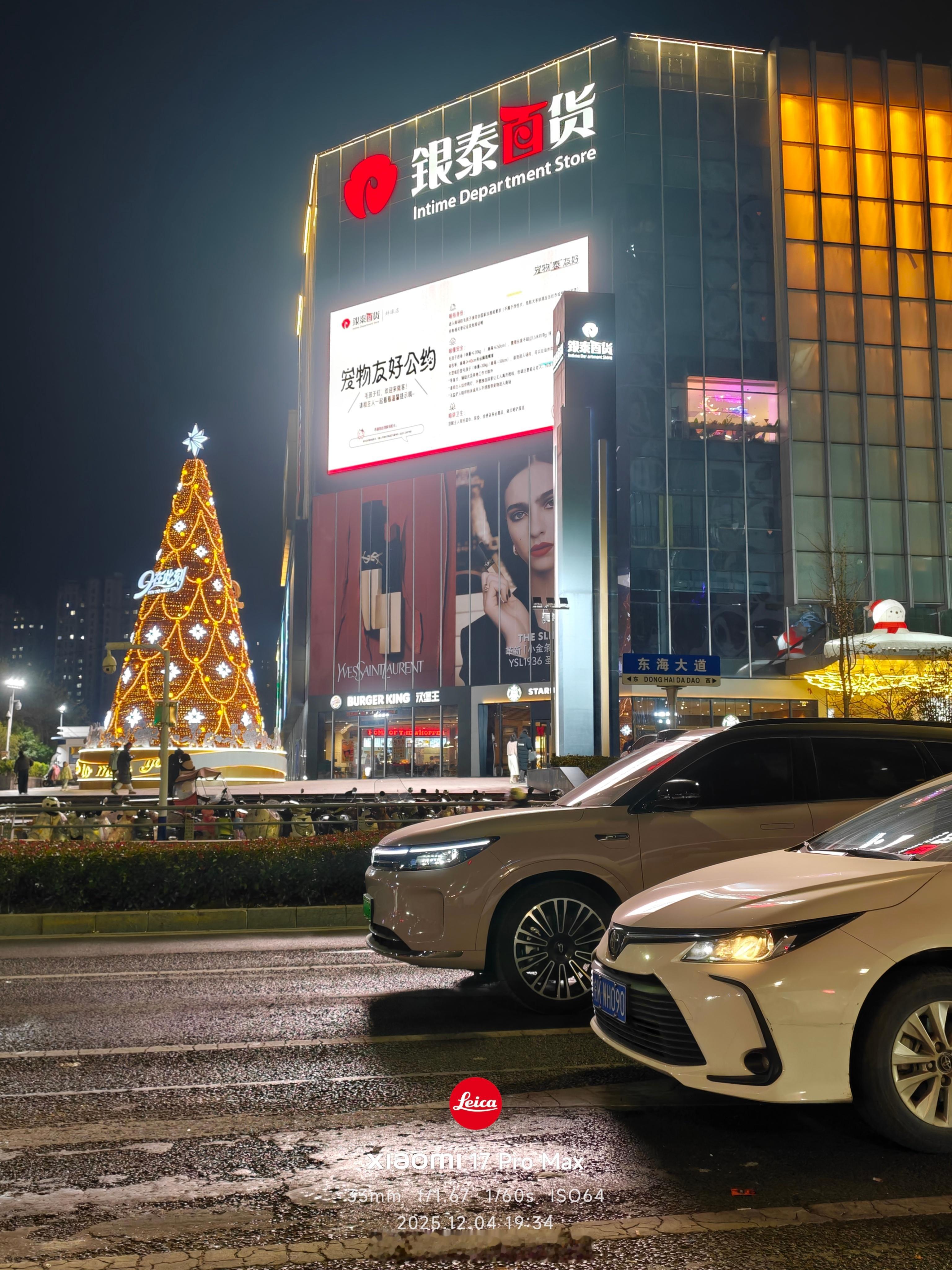 现在不少商场都有宠物友好公约了，利好汪汪队。