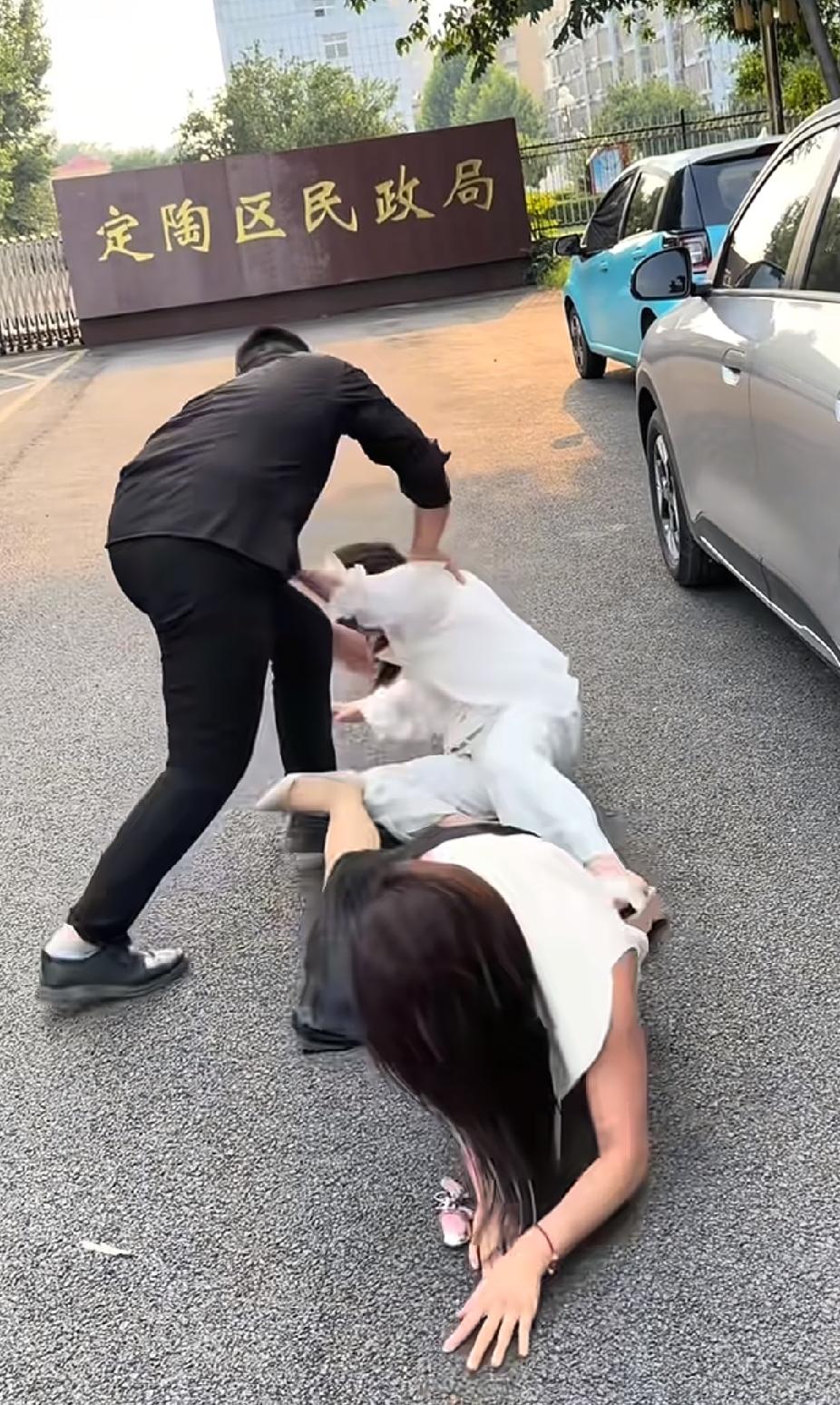 我问豆包
到底是和爱的人吃路边摊幸福
还是和不爱的人衣食无忧幸福


豆包说：