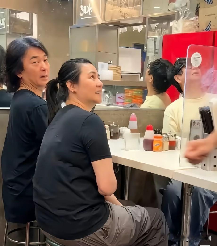 郑伊健蒙嘉慧茶餐厅被偶遇，素颜接地气褪去明星光环
 
近日，有网友在茶餐厅偶遇郑