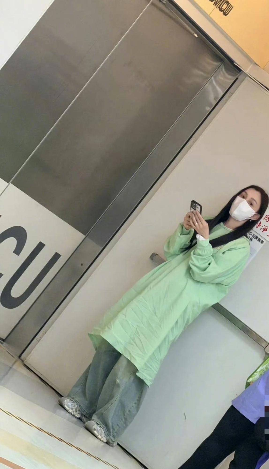 晚饭刷新闻，看到陈建州突发心梗住进加护病房，范玮琪一早守在病房外等候。

不少人