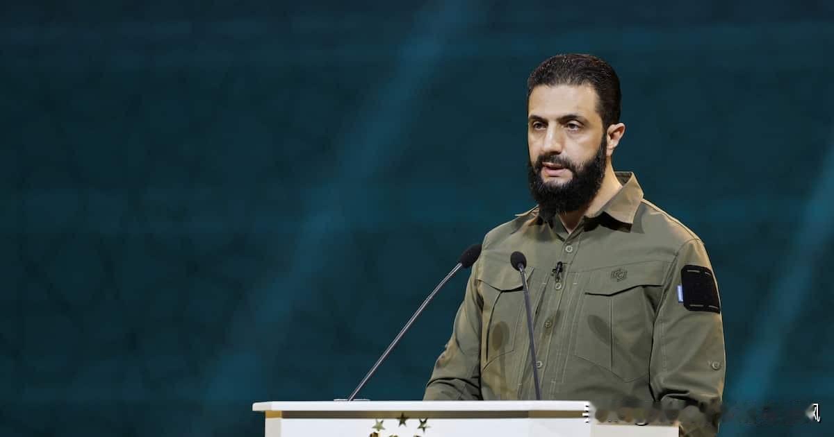 叙利亚临时政府支持美国对伊斯兰国基地发动军事打击，并强调“坚定不移的承诺”

声