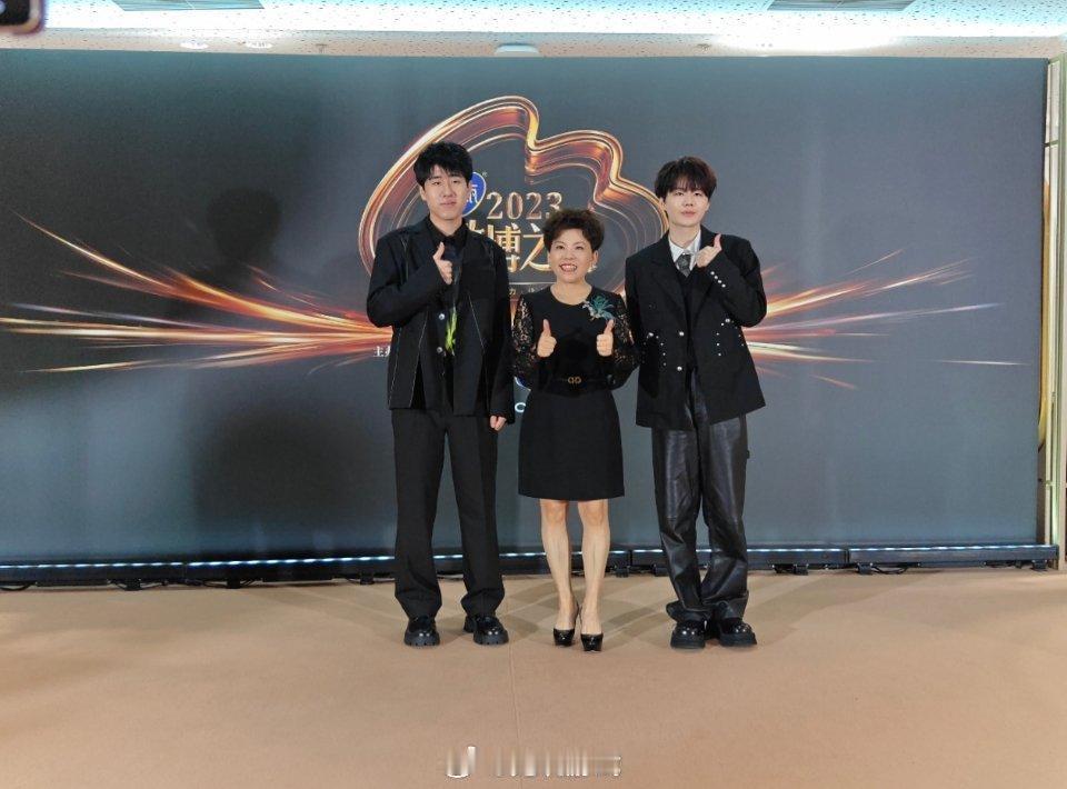 #刘青松Gala和邓亚萍合影# 

Crisp，Gala和邓亚萍老师合影了！梦幻