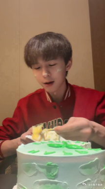 何浩楠直播给粉丝庆生 何浩楠真的太宠粉了，直播陪禾苗庆生，一起云吃蛋糕送祝福，这