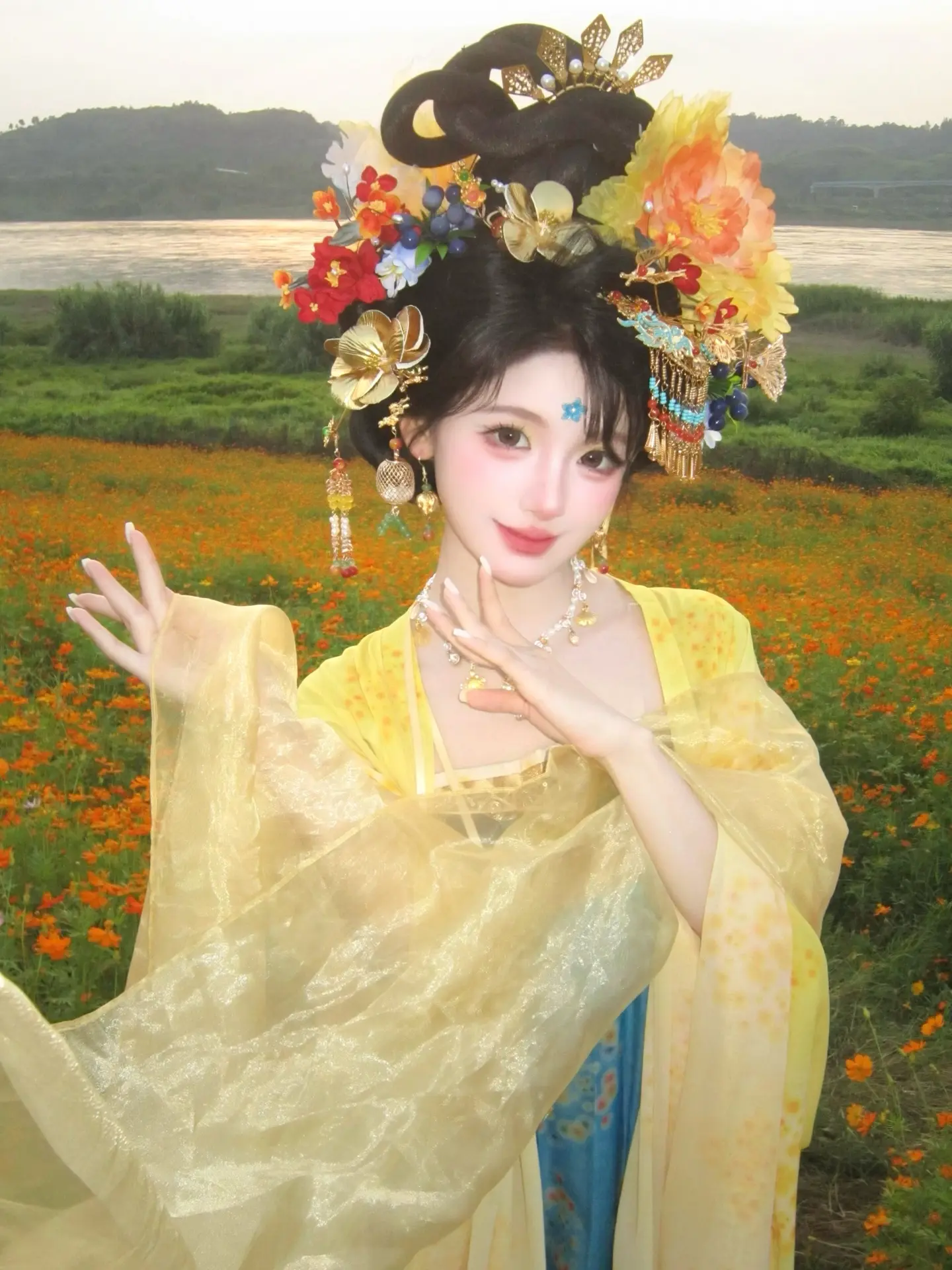 “初见她漫步溪桥下 她轻摘一朵桃花”