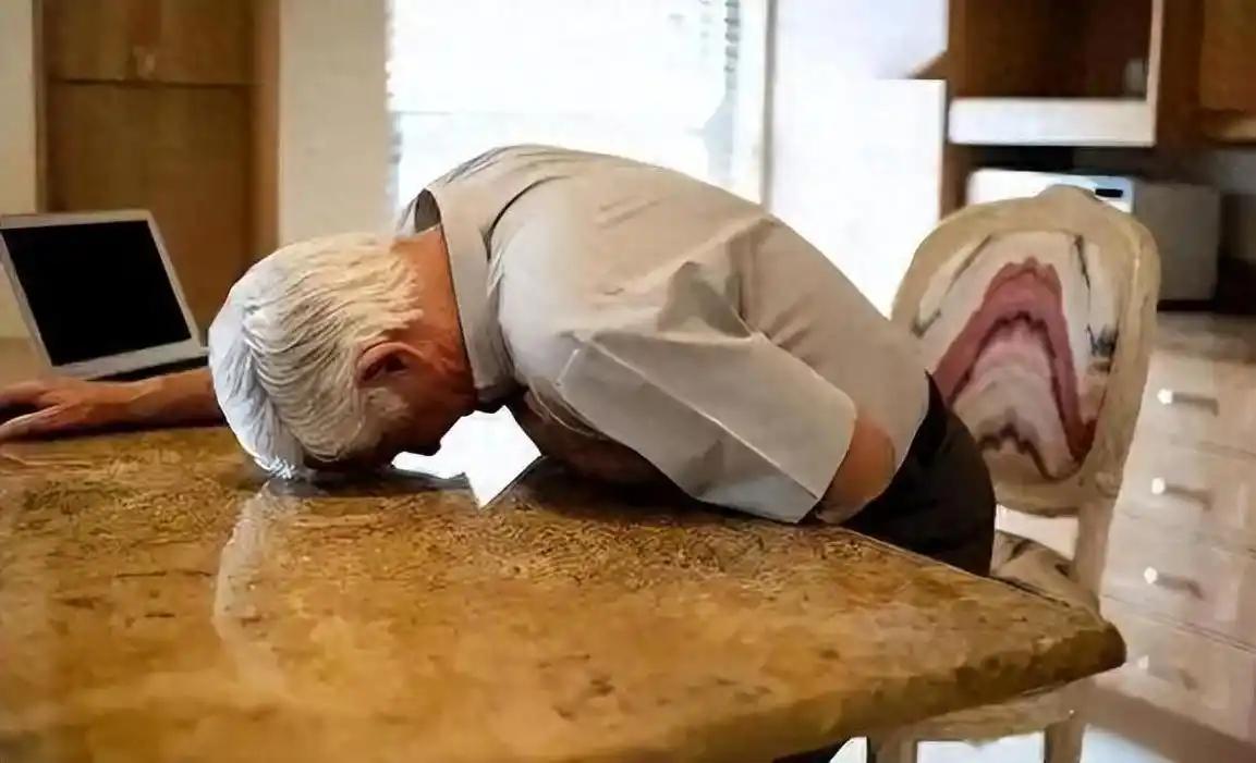 我发小大志，才32岁，前几天还喊我周末喝酒撸串，今天就被推进了抢救室，医生摇头说