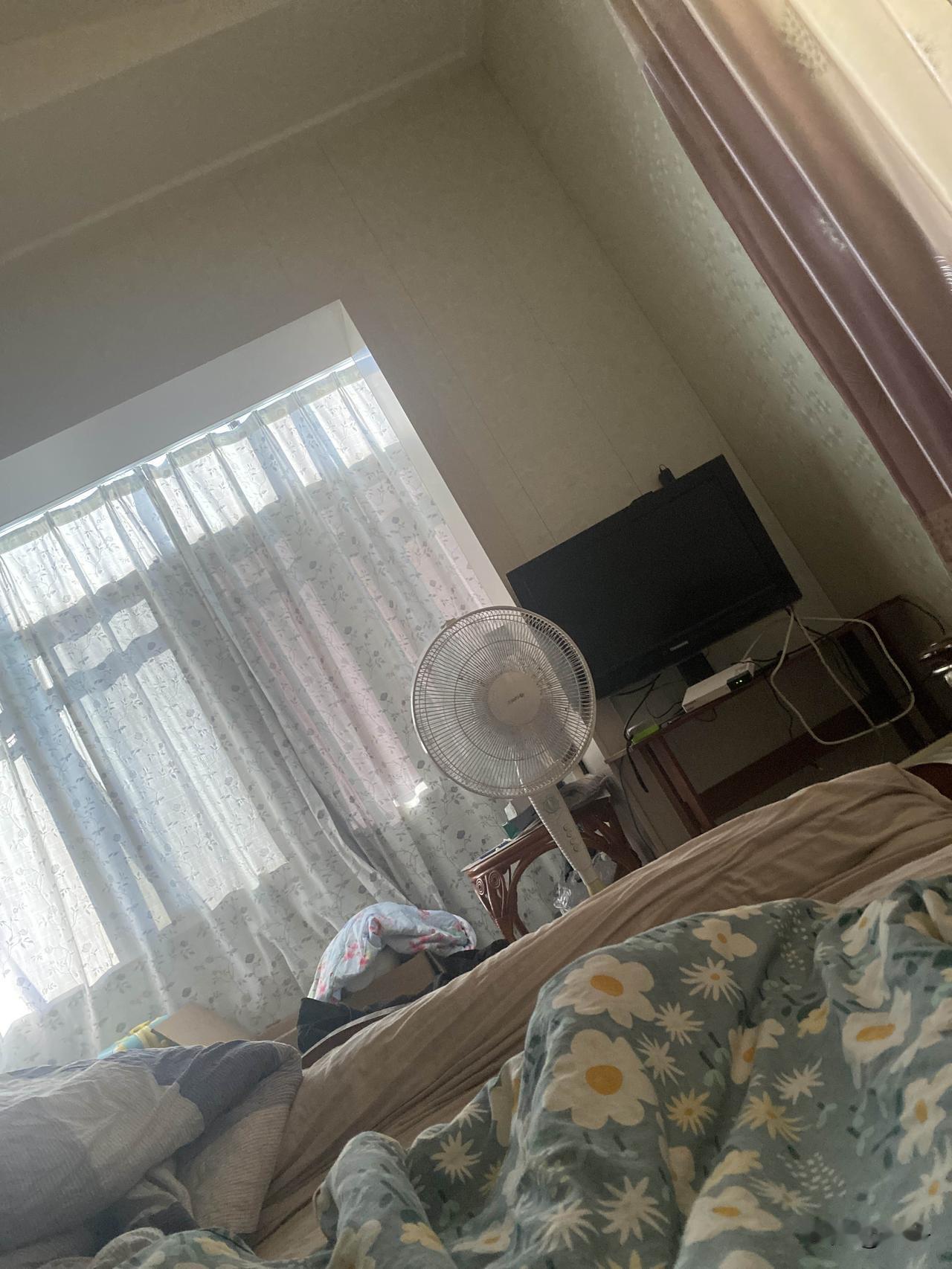 说好了六点就起床，结果我到现在快八点了都还躺在床上，说好了不玩手机，结果一玩就是