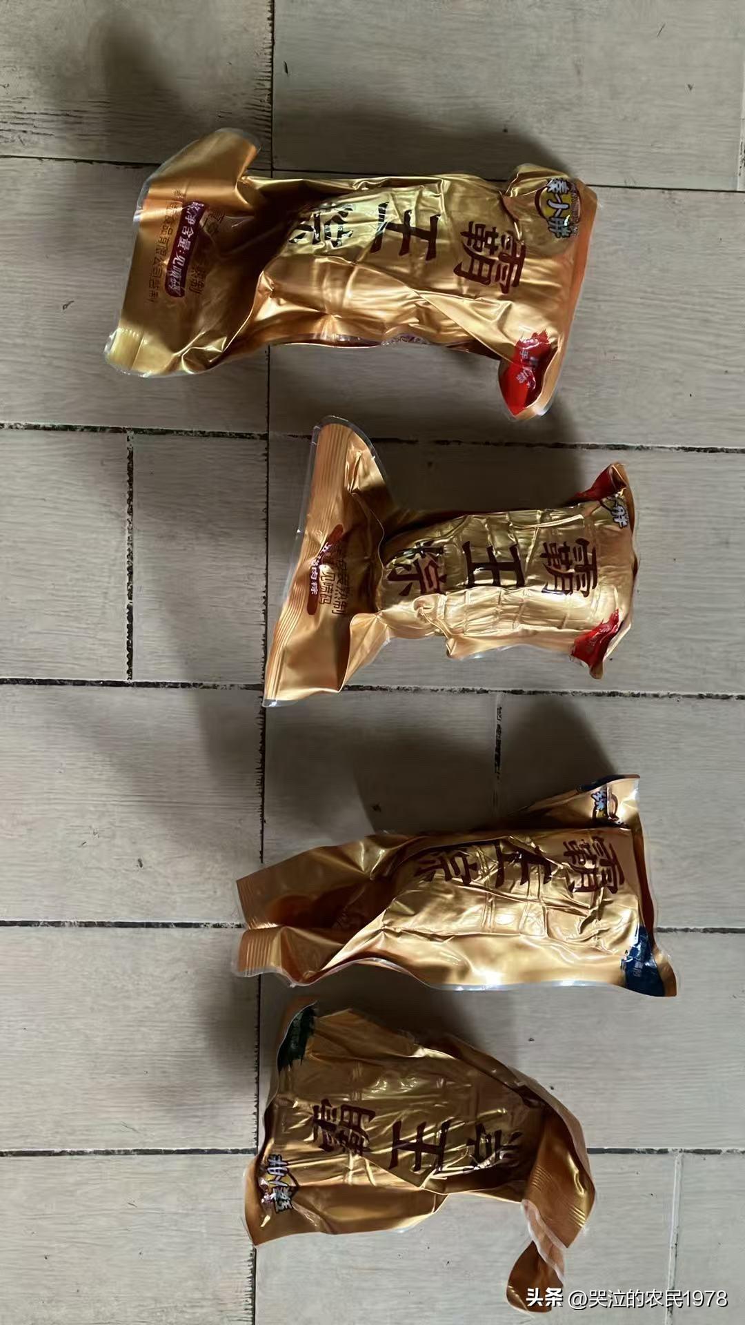 我认为咸粽子。甜的太腻了，吃不下。感觉还是咸粽子更好吃些。
今年端午节，我给家里