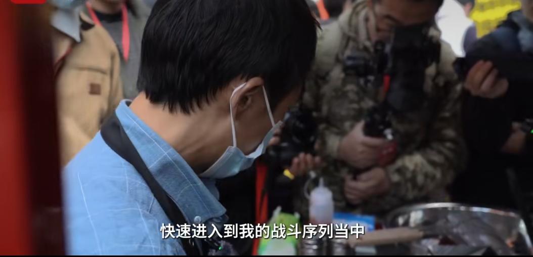 “鸡排哥”的大叔可真是火出圈了！原本在景德镇摆摊卖鸡排的他，因为一段视频突然成了