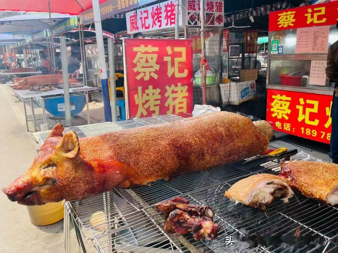 【扶绥脆皮烤猪】真正意义上满满的烟火气息，每个摊位都爆满，围坐一炉前，烤猪皮酥脆
