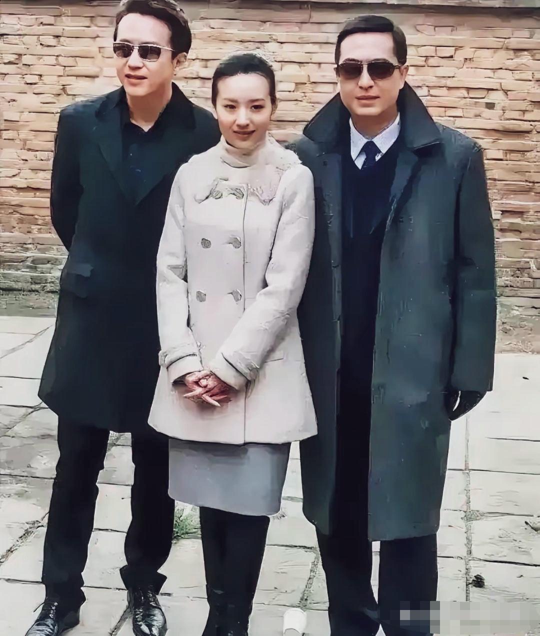 这两位护花使者霸气又帅气，看出他俩是谁不？