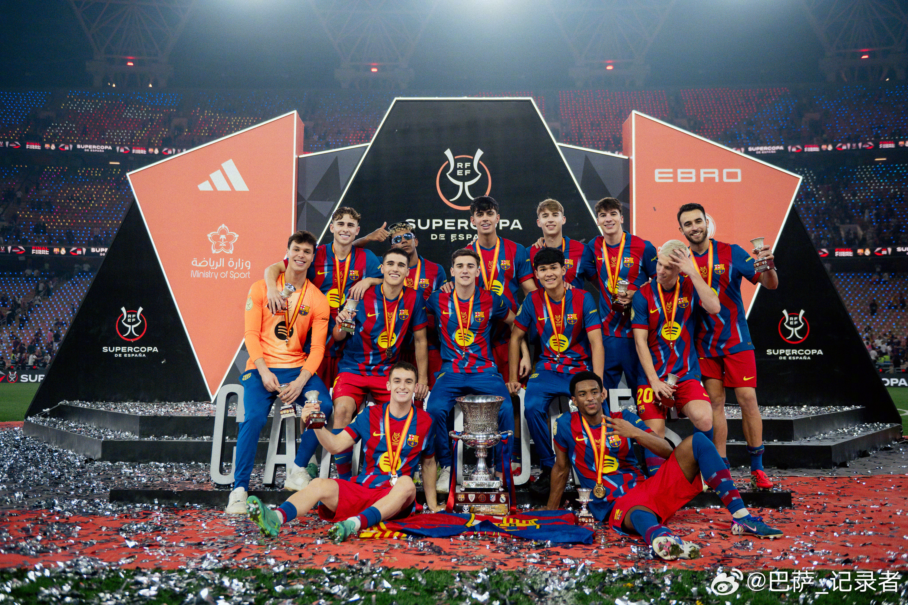 图：巴塞罗那西超杯阵容中所有拉马西亚毕业生合影。（费尔明·洛佩斯、拉明·亚马尔、