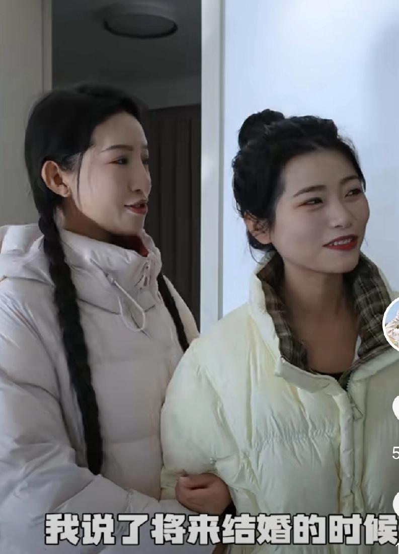 麦小登也帮助小五了，是借了钱了小五的，小五盖房顺利一半是麦小登的帮助，一点是麦小