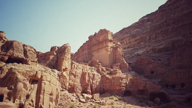 美国急于从中东抽身，原因挺现实。2003 年伊拉克战争后，美国打了二十年，中东该