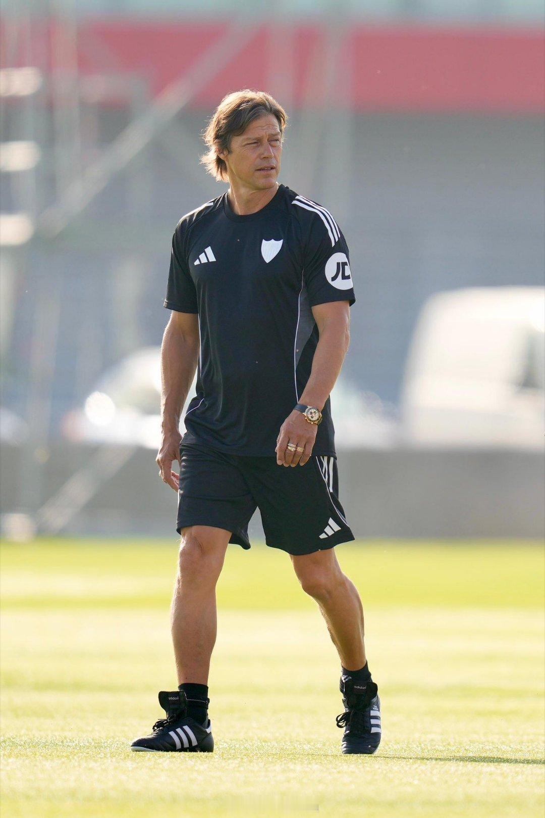 西甲塞维利亚新主帅🇦🇷阿尔梅达第一次带队训练💪可惜队里没有阿根廷球员了… 