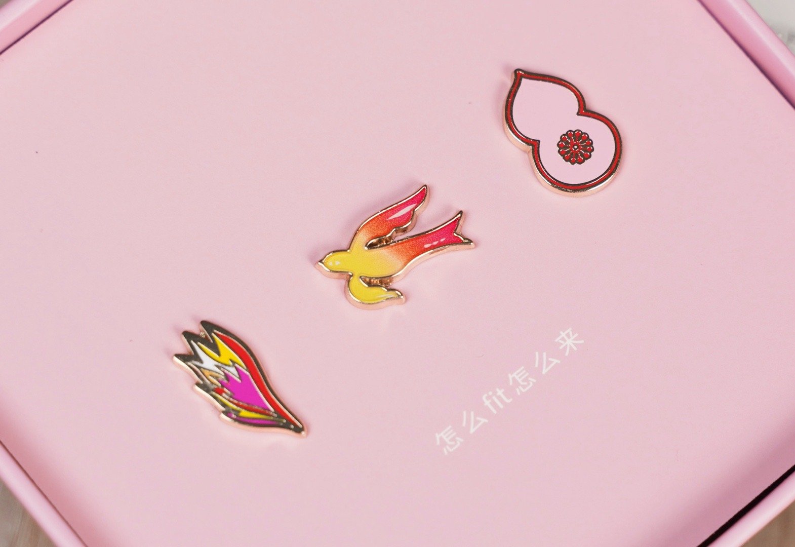 玩转七夕。#华为WatchFIT# 3联动新生代艺术家陈粉丸创作了粉色好运系列表