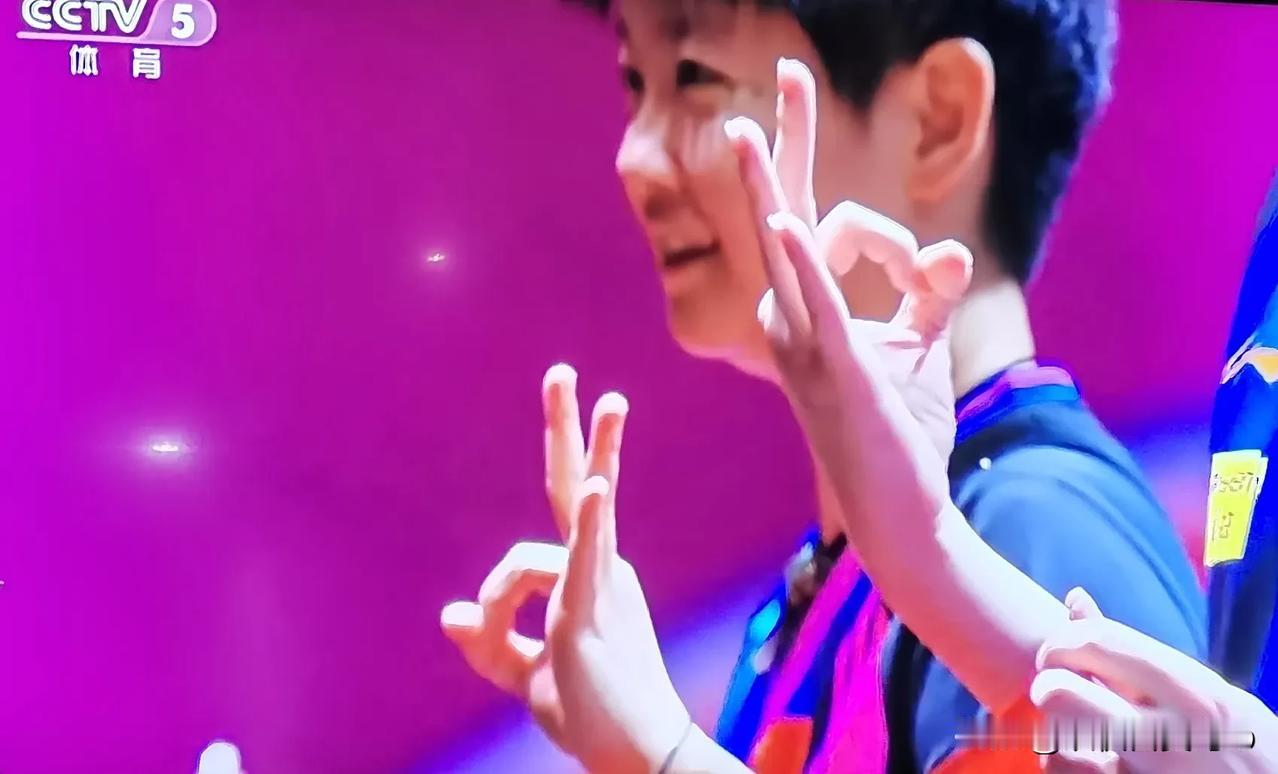 你说两人是不是天选搭档？
两人该不该被爱？
阳光灿烂的笑容和
瞬间如此默契的庆祝