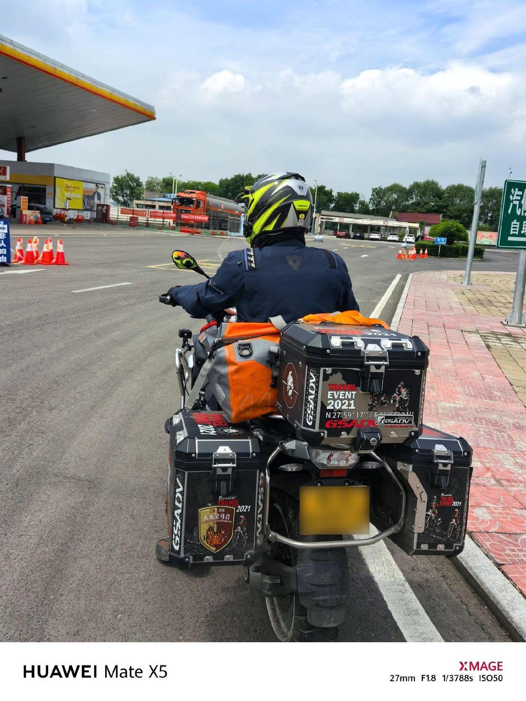 这位交警可真是火出圈啦！北京icon，母亲去世，男子骑摩托车上高速回家奔丧，被交